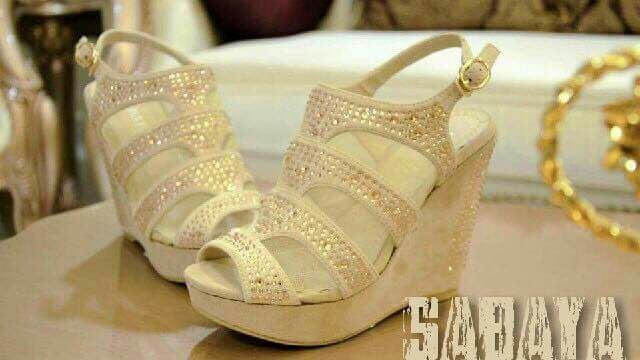 Rocky sandal with golden touches
